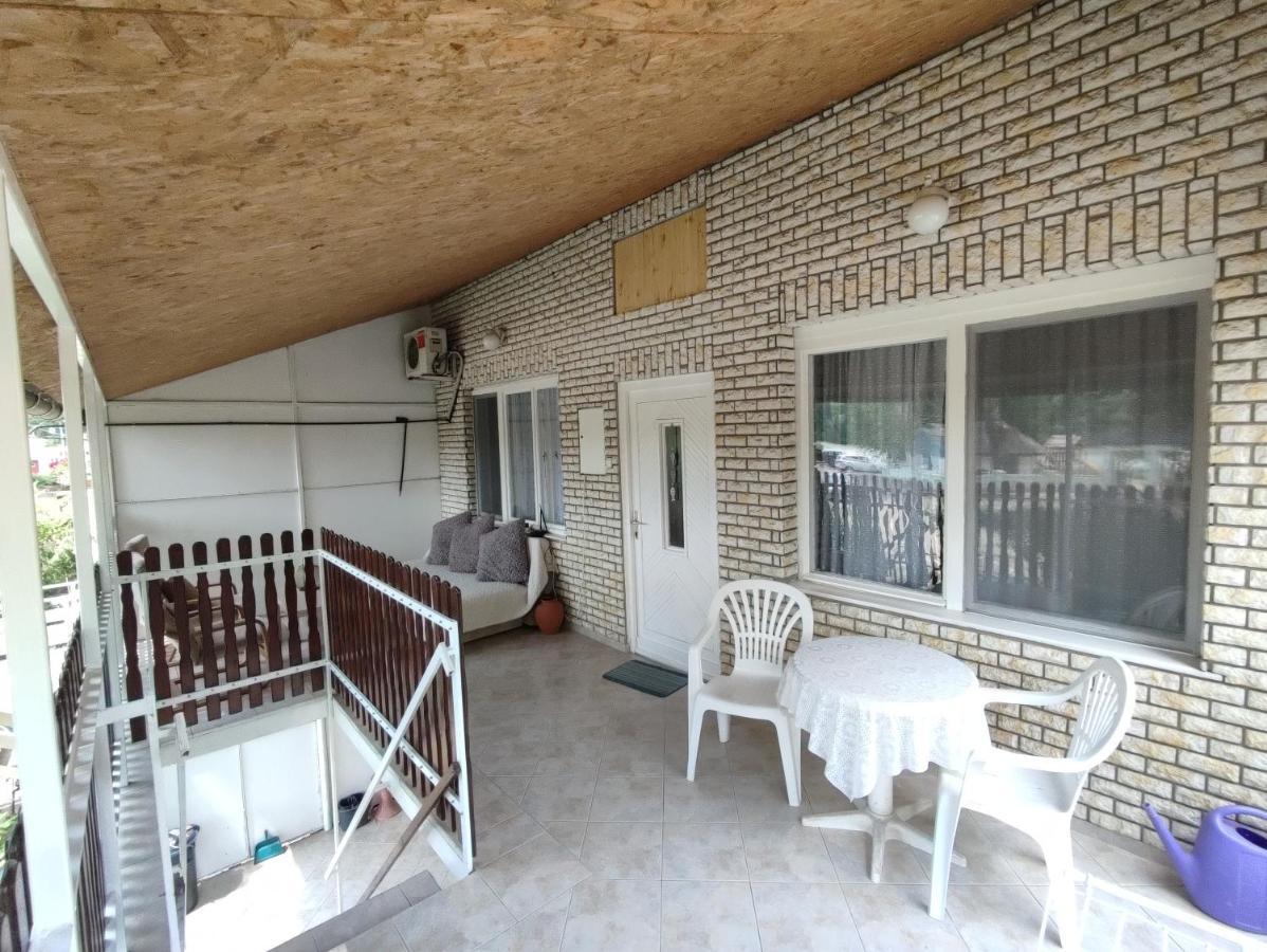 Sarga311 Ueduelohaz Szeged Villa Exteriör bild