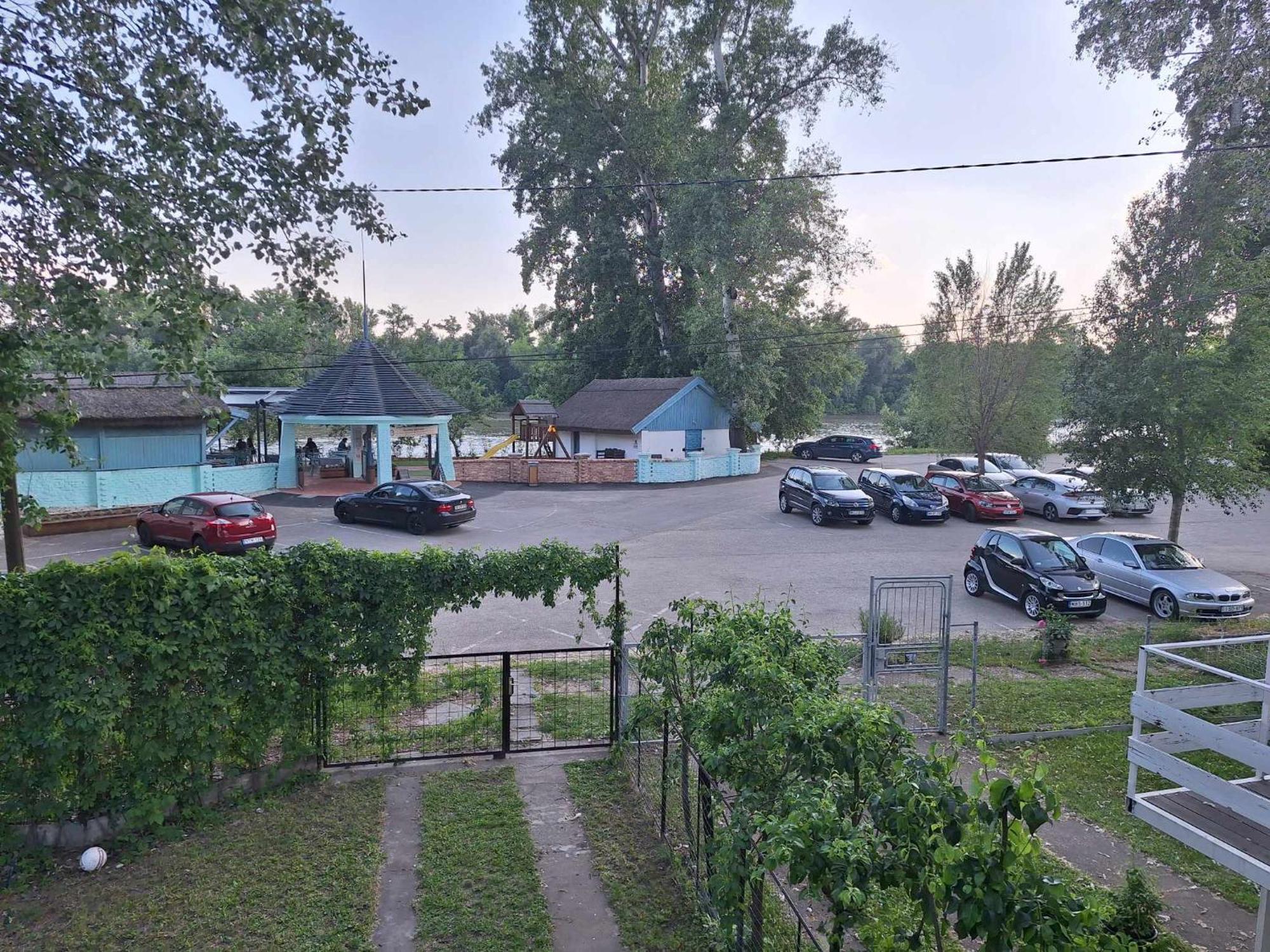 Sarga311 Ueduelohaz Szeged Villa Exteriör bild